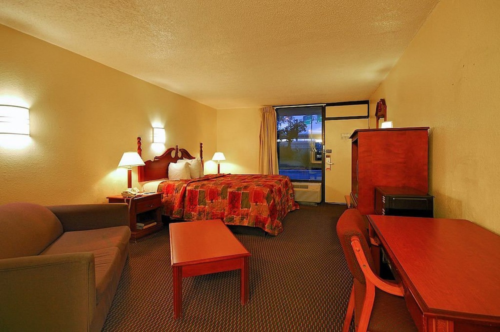 Super 6 Inn Suites - photo 7