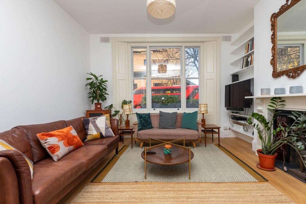 Spacious 2BD Flat By Regents Park & Camden Town — 4-Star Luxury Hotel in London, United Kingdom