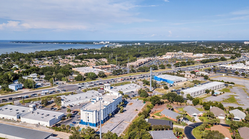 Holiday Inn Express and Suites Destin Miramar Beach by IHG - photo 44