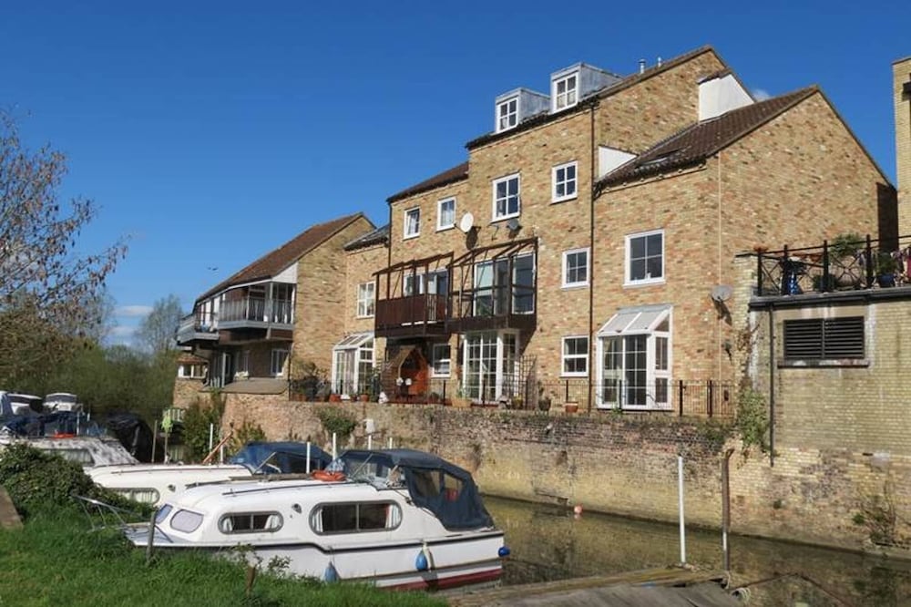 River Courtyard Ground Floor Apt 2BR Parking St Neots Town Centre — 4-Star Luxury Hotel in Saint Neots, United Kingdom