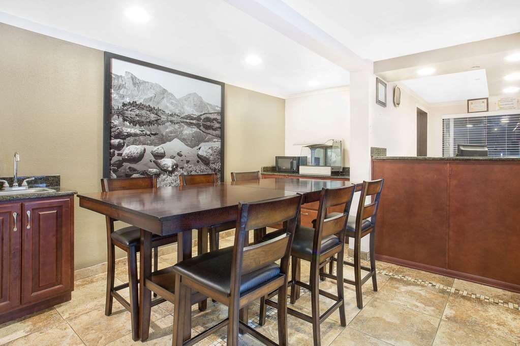 Super 8 by Wyndham Riverton - photo 3