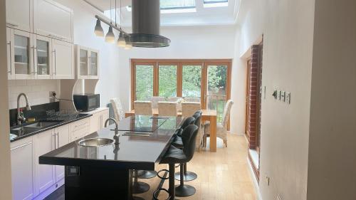 5 Bed Haven Off Street Parking Pool Table — Welling — photo 2