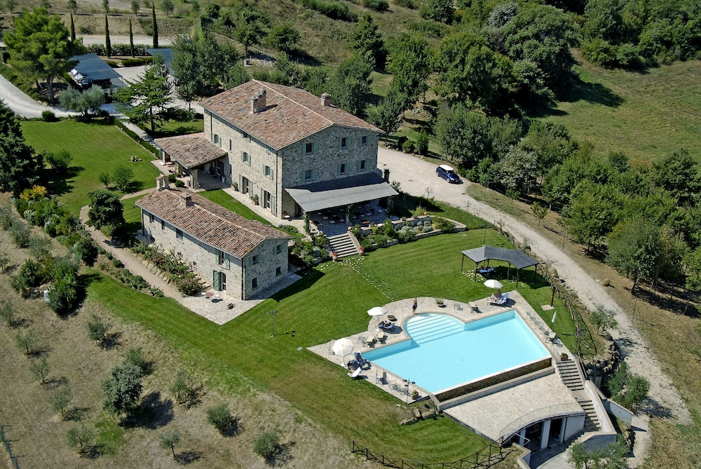 La Palazzetta Del Vescovo — 4-Star Luxury Hotel in Fratta Todina, Italy