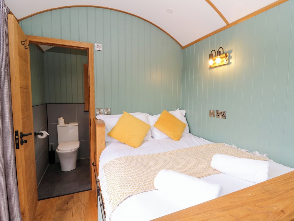 Dam View Shepherds Hut — Rhayader — photo 4