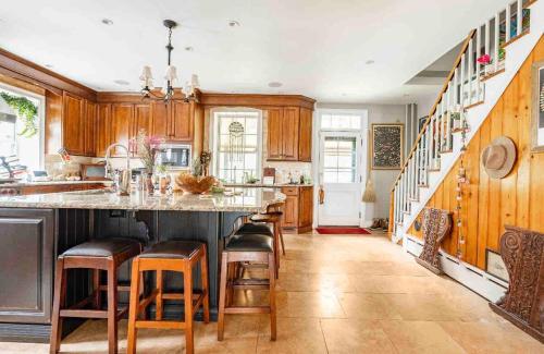 The Historic Jesse Buel Farmhouse w Heated Pool