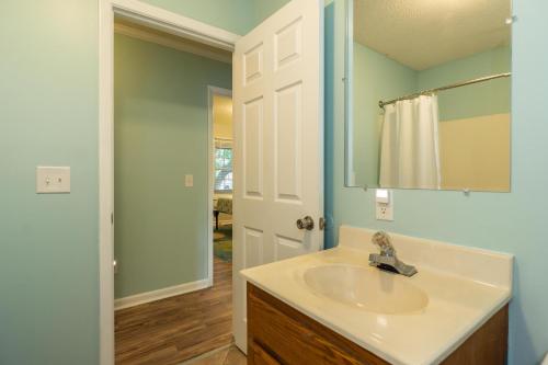 Beach Happy by Oak Island Accommodations - photo 30