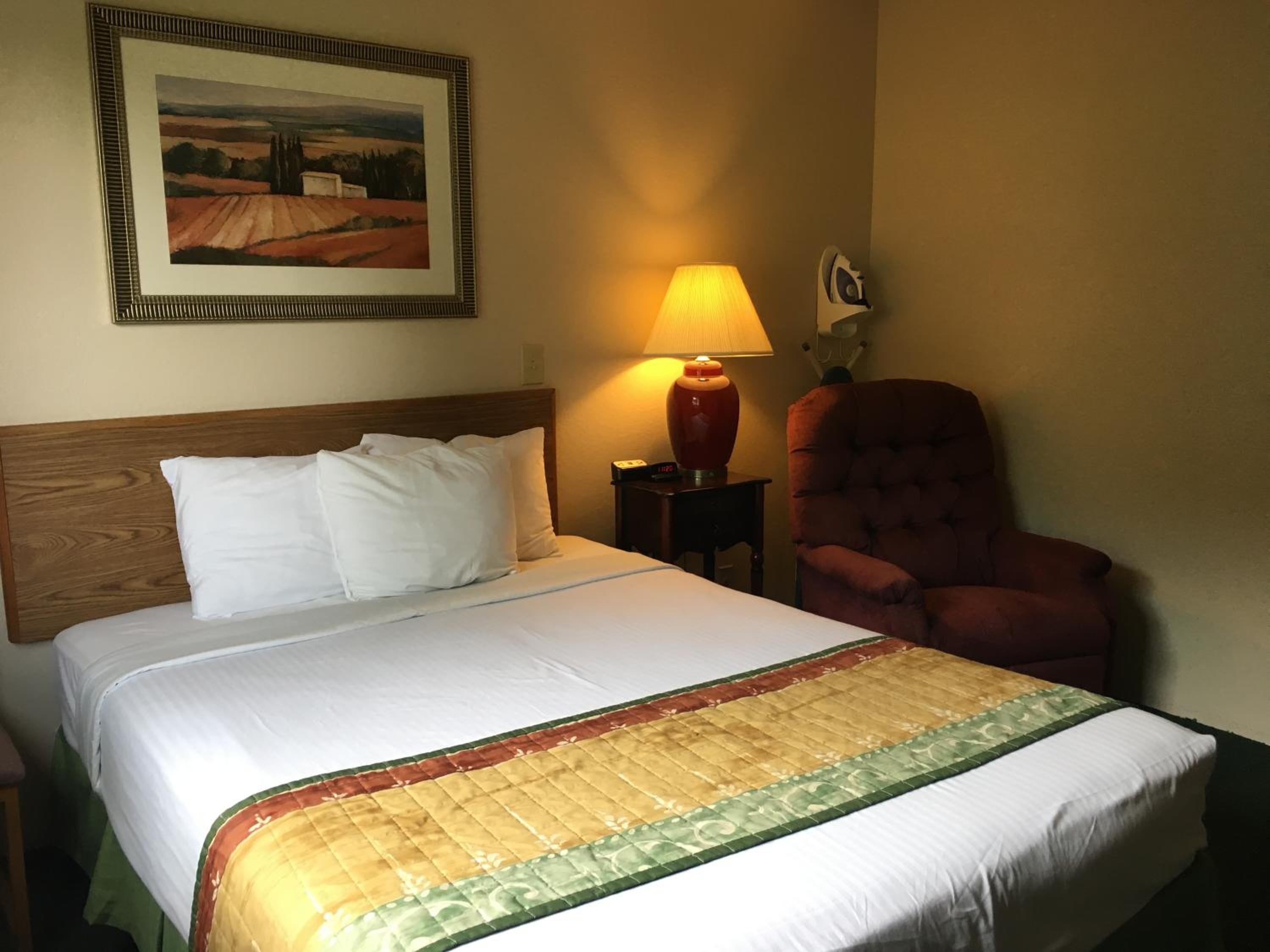 Cassville Four Seasons Inn & Suites - photo 4