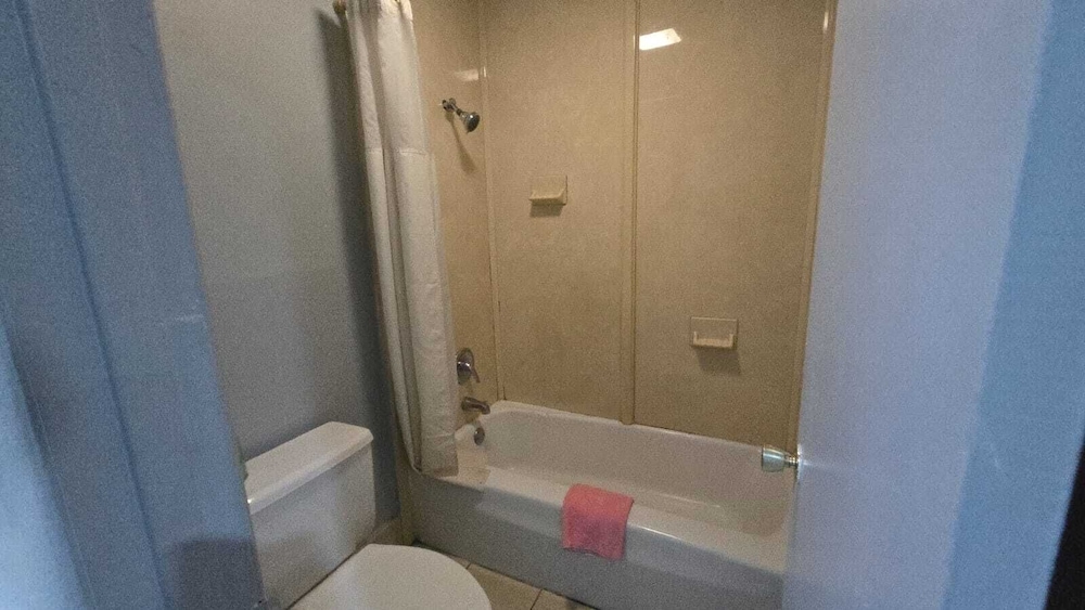Jeffersonian Motor Inn - photo 16