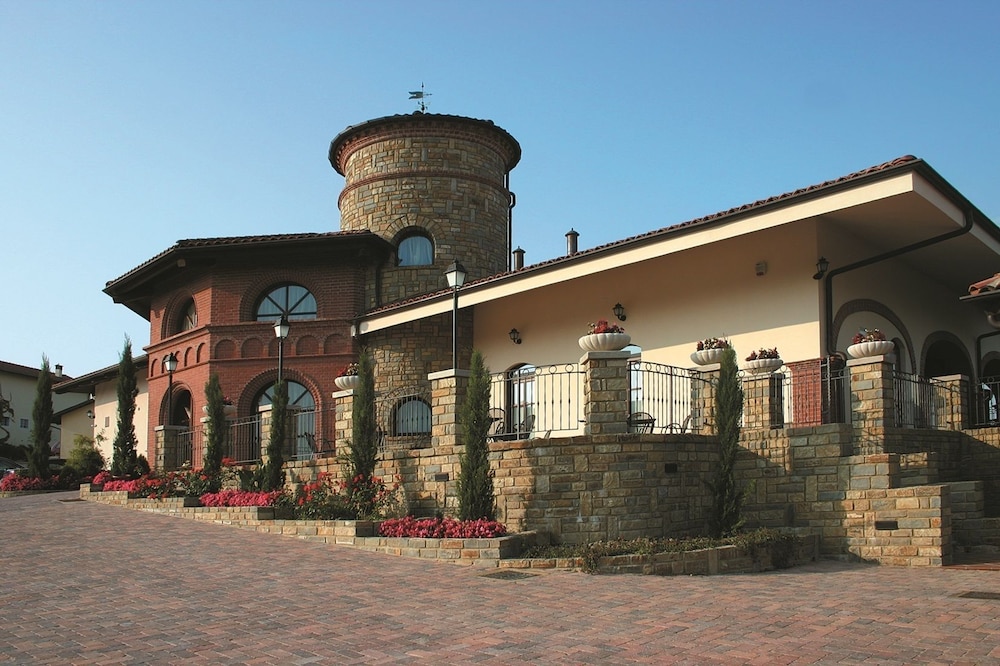 Tota Virginia Antico Podere — 4-Star Luxury Hotel in La Morra, Italy