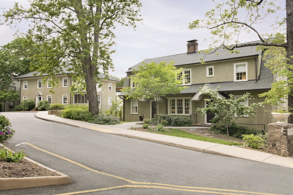 Oakhurst Inn at the University - photo 60