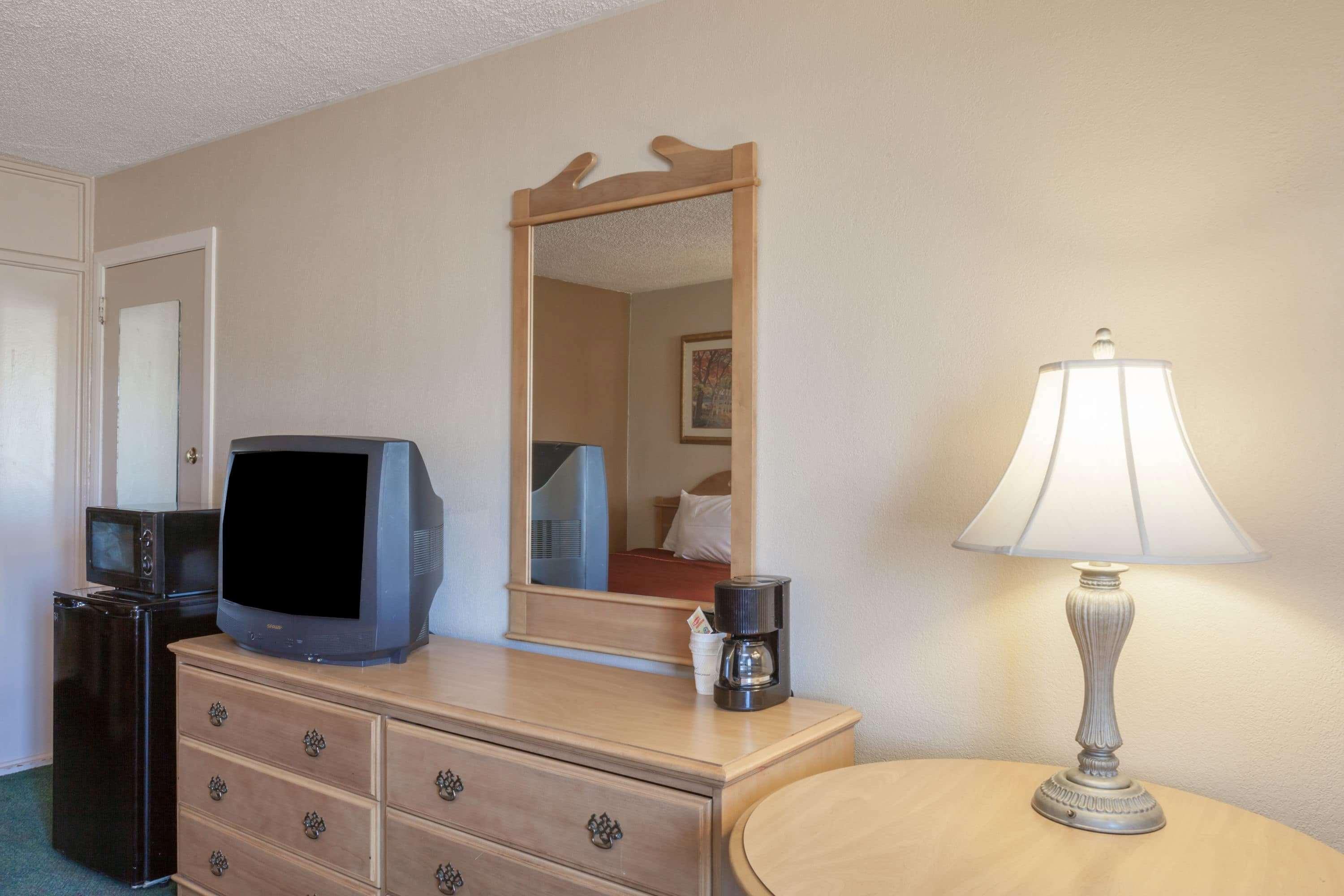 Howard Johnson By Wyndham Bakersfield - photo 17