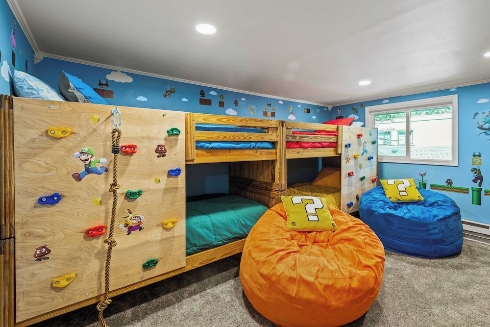 Slopeside Escape by Avantstay Walk to Ski Lifts Arcade Games Shuffleboard in Tannersville, United States