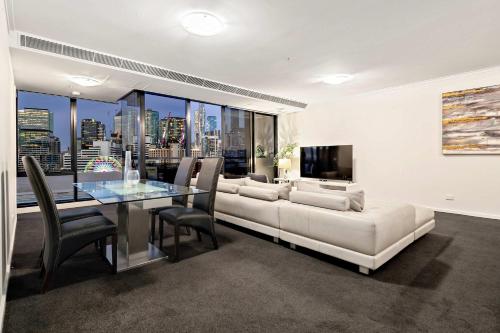Stylish City Views Apartment with Balcony Opposite Casino and MCEC - carbon neutral hotel in Melbourne