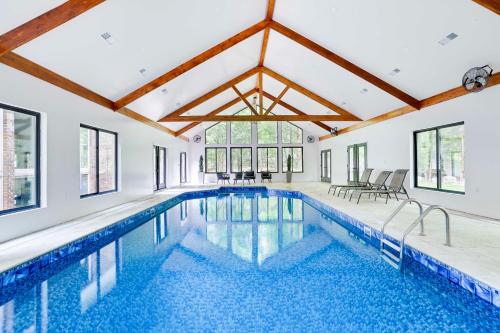Luxury Villa with Year Round Heated Pool Sauna Spa & Fire Pit Newly Redone — 4-Star Luxury Hotel in East Stroudsburg, United States