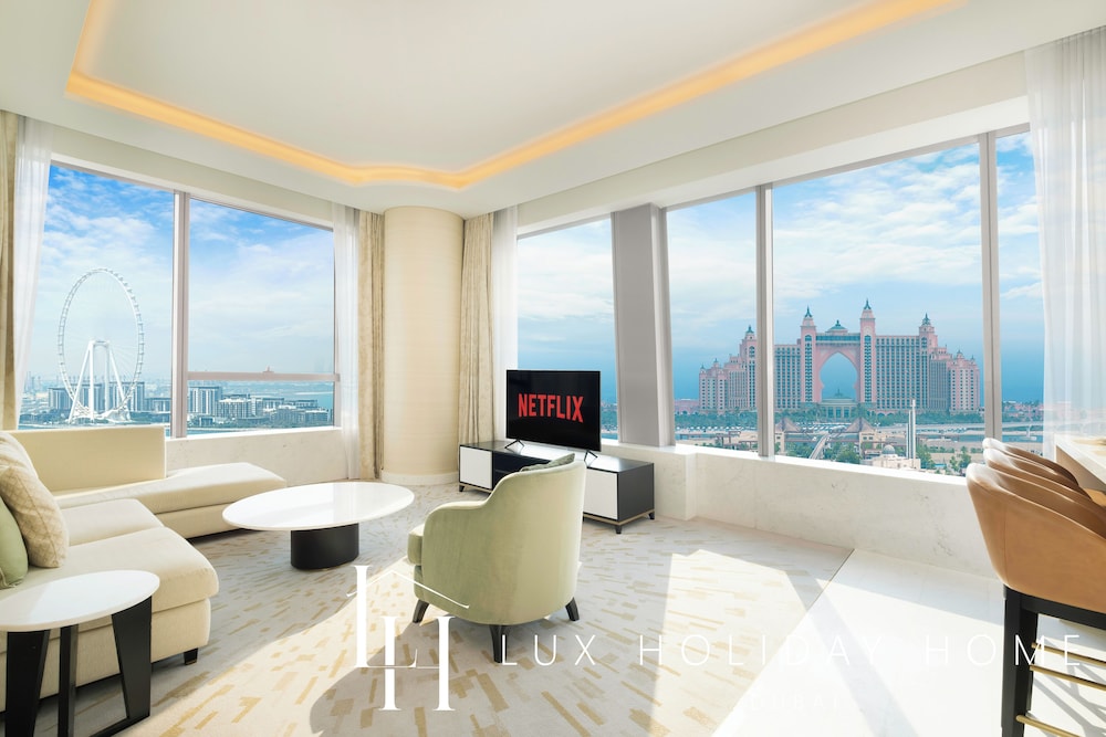 LUX Iconic Views at Palm Tower Suite 3 — 4-Star Luxury Hotel in Dubai, United Arab Emirates