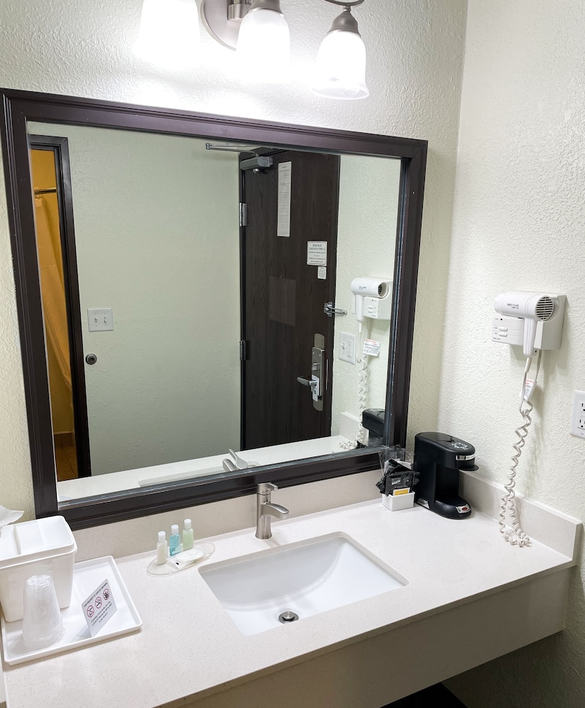 Hudson Inn & Suites - photo 33