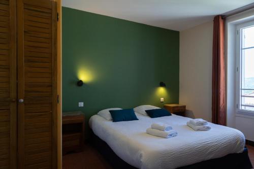 Logis Hotel le Louvre - carbon neutral hotel in Sault