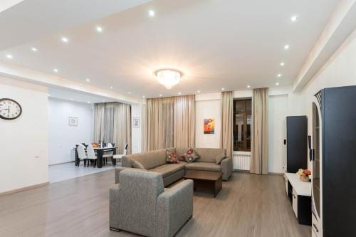 The Grand Apartment l