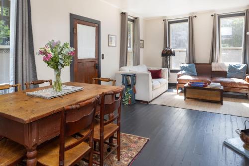 Wynkoop at Carlton: Taste of Europe Walk to Wineries Dog Friendly — hotel in Carlton
