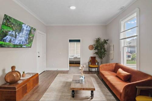 2 Units Combined Historic 5BR 2 Living 2 Kitchens in Indianapolis, United States