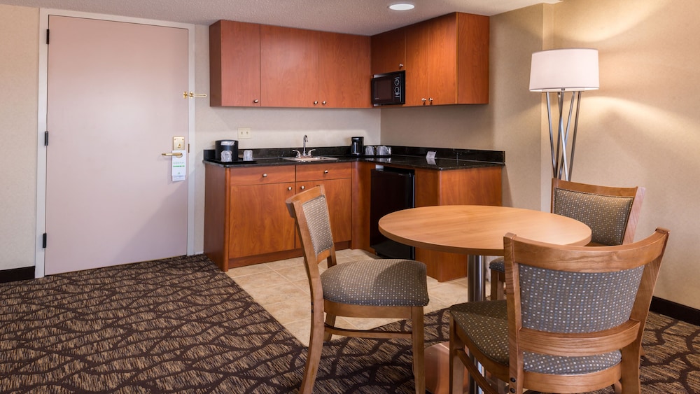 Holiday Inn Hotel & Suites Warren by IHG - photo 8