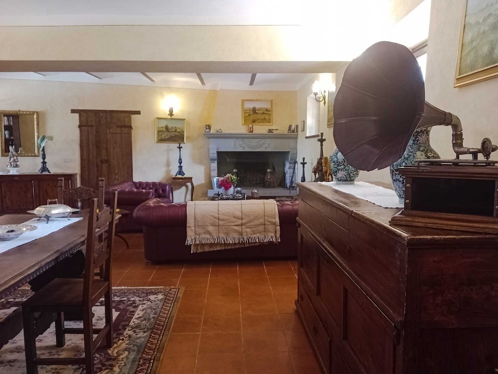 Agriturismo Borgo Sant'Ercolano — 4-Star Luxury Hotel in Civitella In Val Di Chiana, Italy