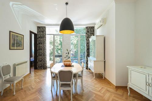 Stylish 3BR Apt near Mziuri Park By Wehost