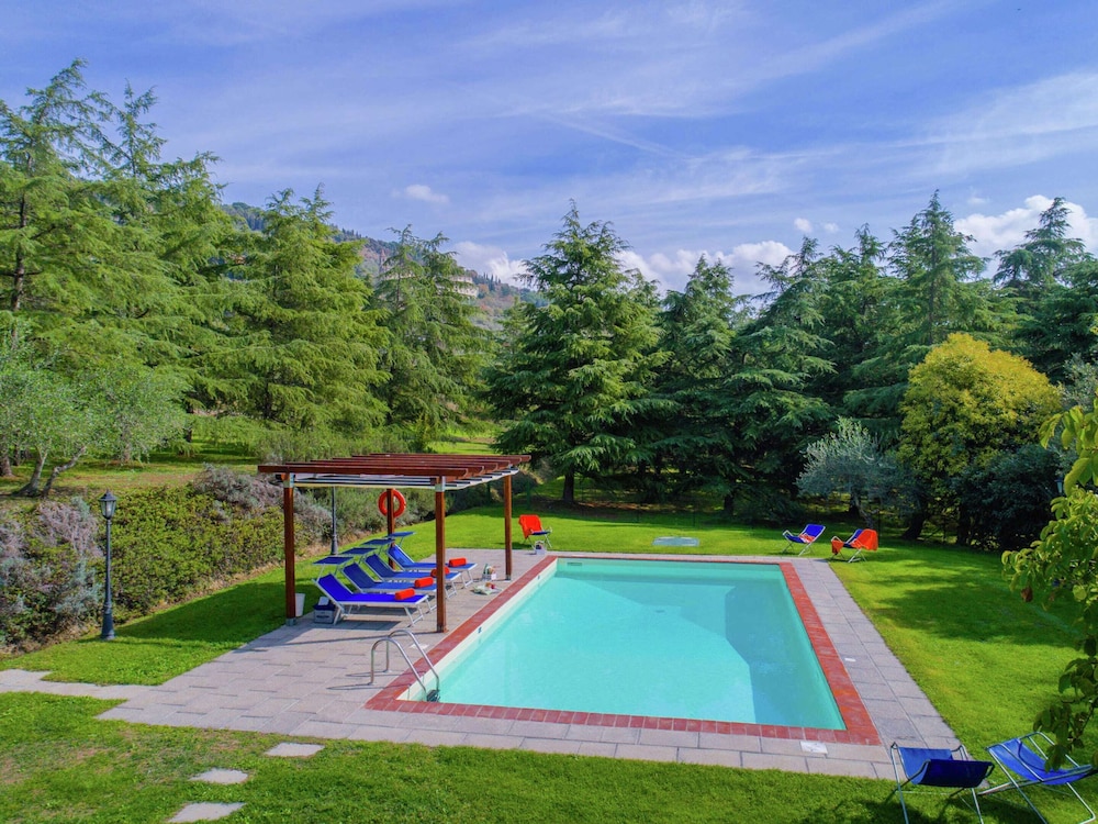 Spacious Cortona Villa — 4-Star Luxury Hotel in Cortona, Italy