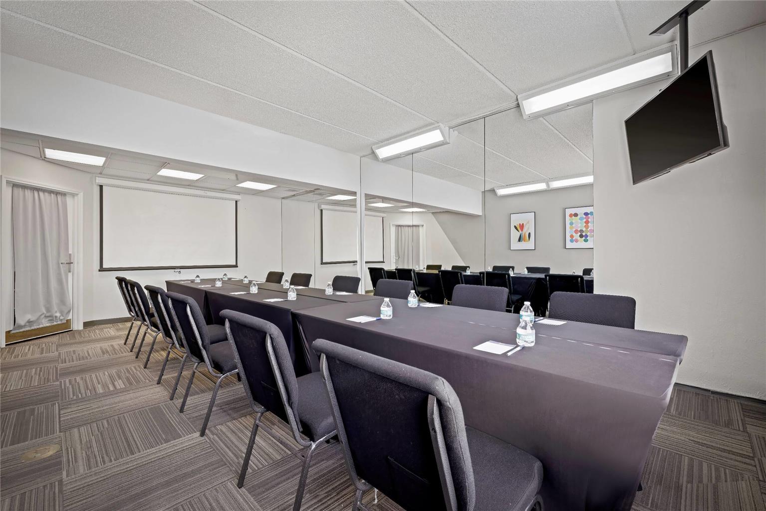 La Quinta Inn & Suites by Wyndham Miami Airport West - photo 37