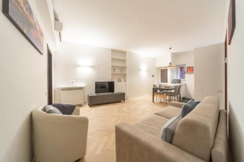 Charming 2 Bedroom Apartment in Milanese Building — 4-Star Luxury Hotel in Milan, Italy