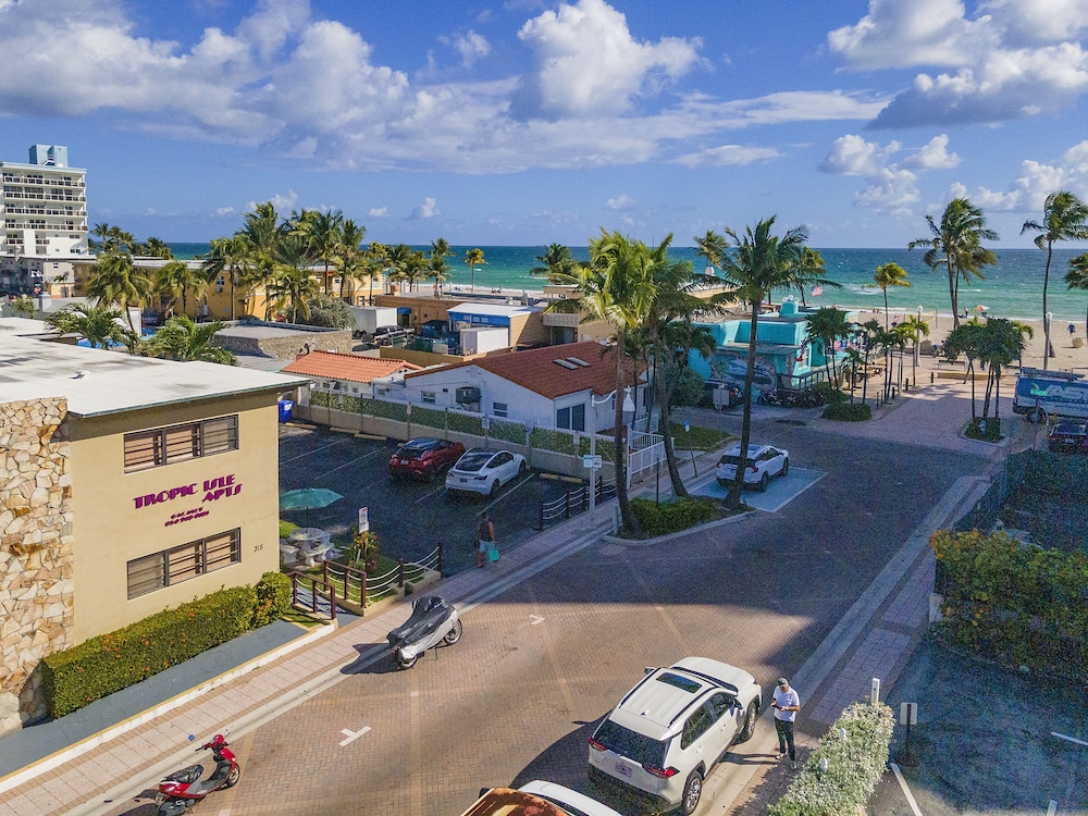 Tropic Isle Hotel and Apartment - photo 40