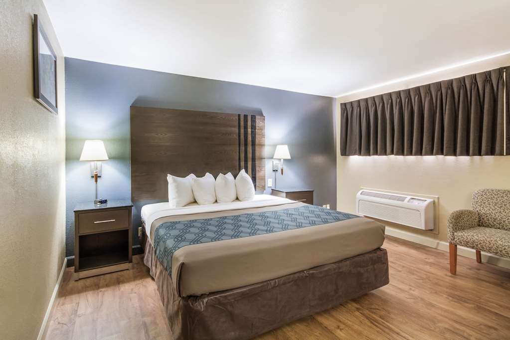 Econo Lodge Inn & Suites I 35 at Shawnee Mission - photo 23
