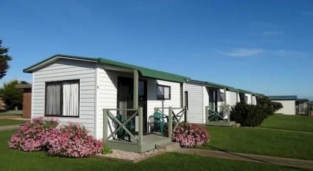 Bay View Holiday Village — hotel near Devonport Airport