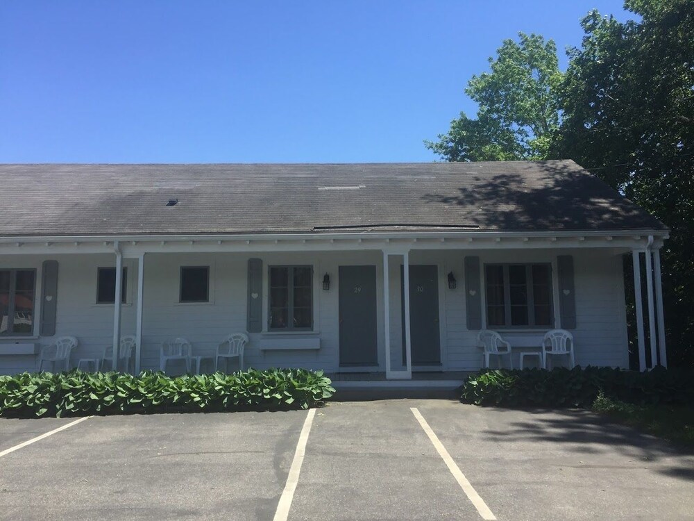 Eden Village Motel & Cottages - photo 10