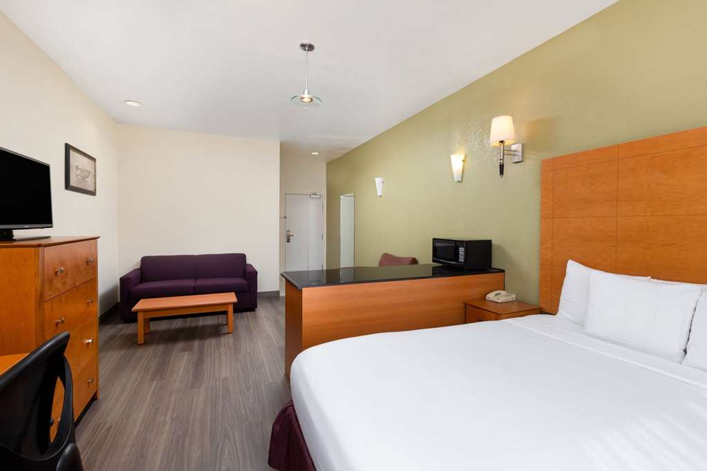 La Quinta Inn & Suites by Wyndham Tulare - photo 31