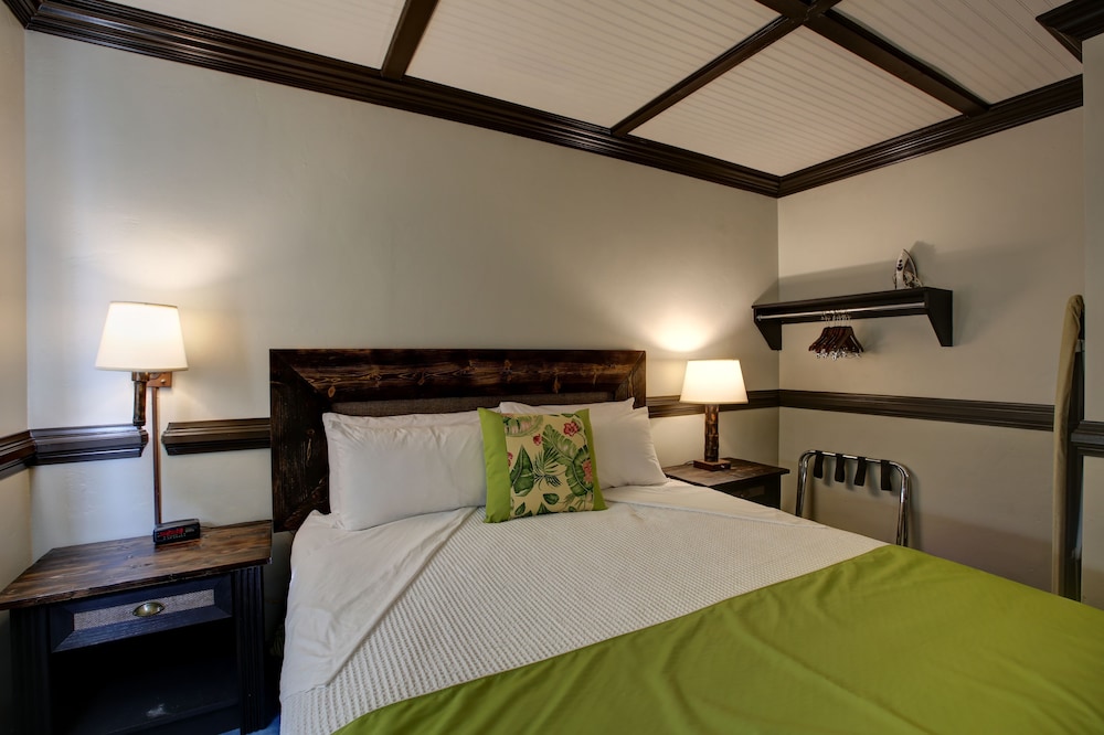Caliente Tropics Hotel - photo 8