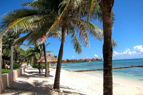 Spacious Family Home with Pool & Beach Access — 4-Star Luxury Hotel in Puerto Aventuras, Mexico