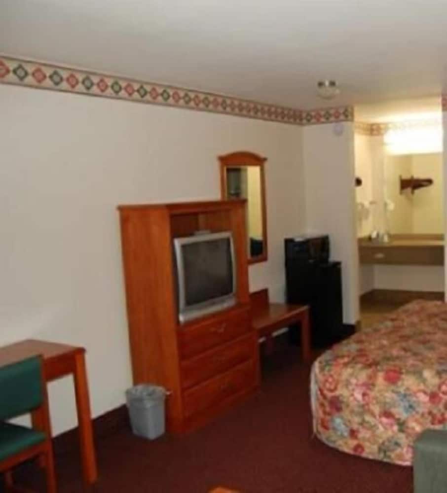 Express Inn and Suites - photo 11