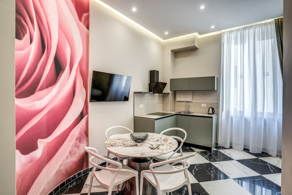 Lady Rose One — 4-Star Luxury Hotel in Naples, Italy