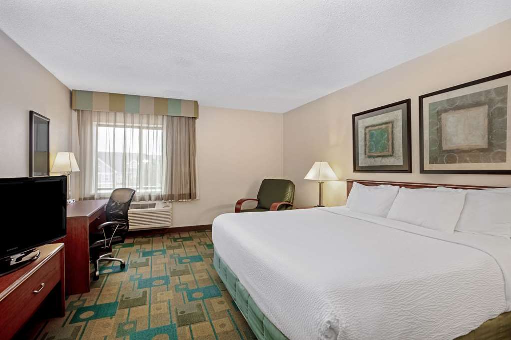 La Quinta Inn & Suites by Wyndham Des Moines West Clive - photo 48