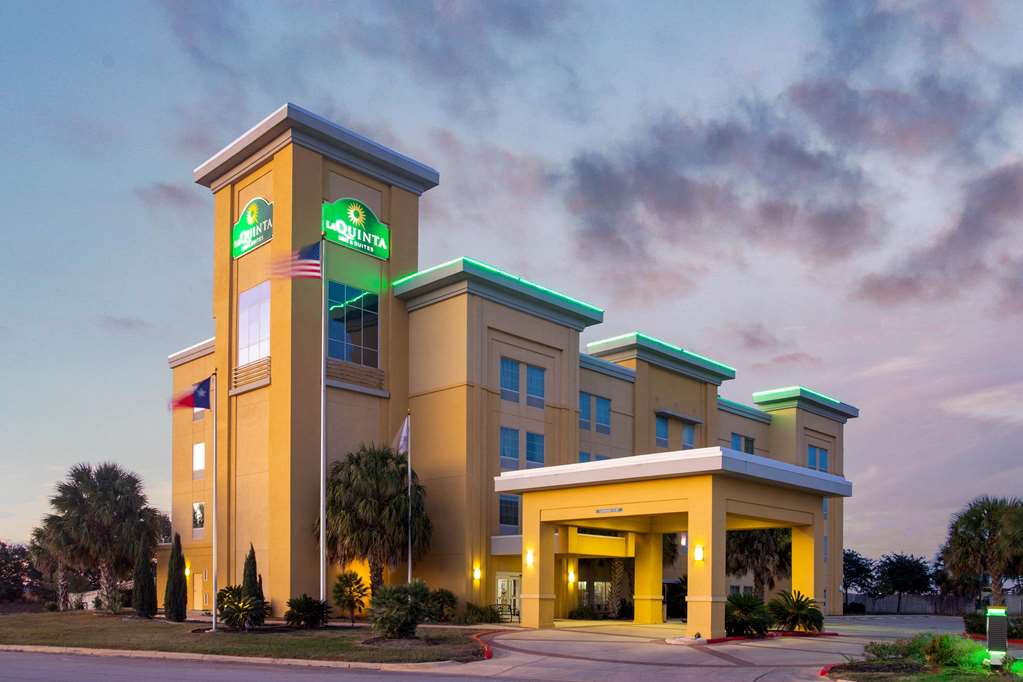 La Quinta Inn & Suites by Wyndham Pearsall - photo 5