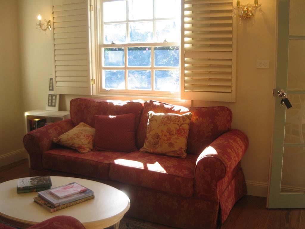Annie's Cottage & Garden at Trafalgar b&b — 4-Star Luxury Hotel in Grose Vale, Australia