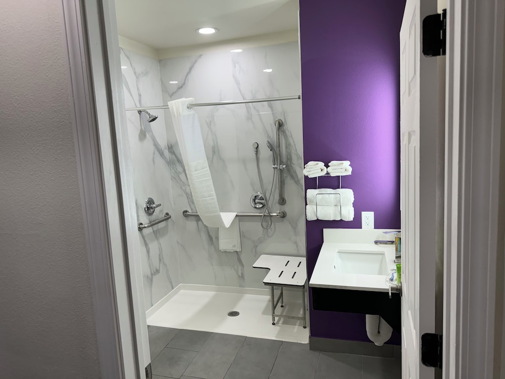 Lakeside Inn and Suites - photo 12