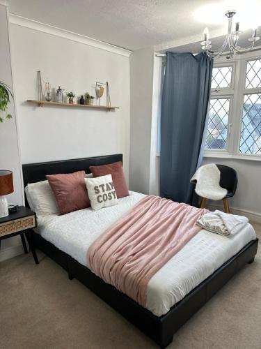 Spacious 4 Bedroom Contractors Friendly Home in Coventry Near Jaguar Land Rover & City Centre — 4-Star Luxury Hotel in Whitley, United Kingdom