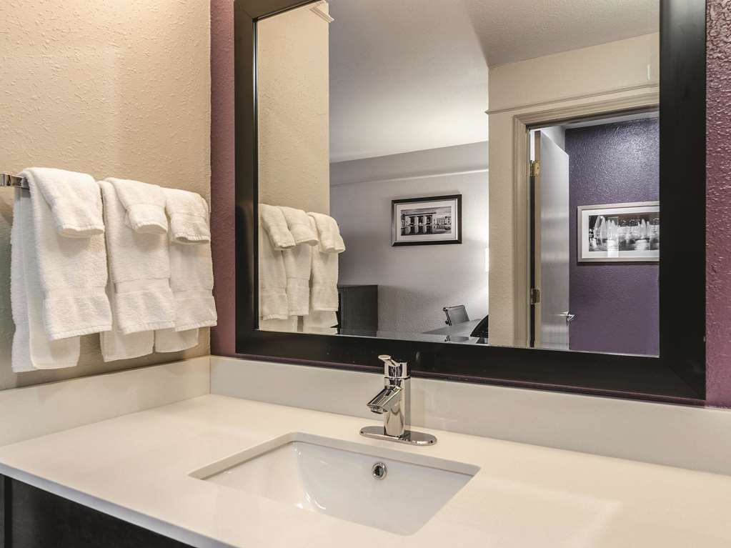 La Quinta Inn & Suites by Wyndham Kansas City Airport - photo 22