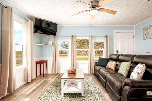 Cozy Coastal Cottage — 4-Star Luxury Hotel in Rockport, United States