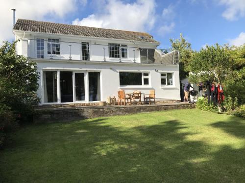 Braunton White House 4 Bedrooms — 4-Star Luxury Hotel in Braunton, United Kingdom