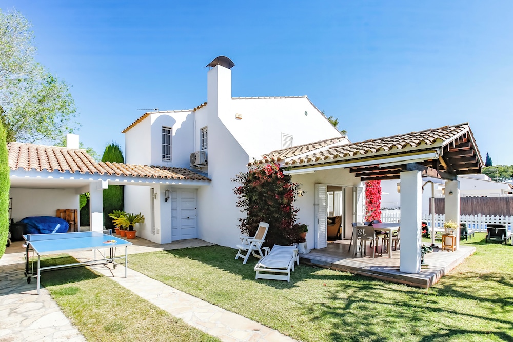 Holiday Home Carrer La Mistela — 4-Star Luxury Hotel in Sant Pere De Ribes, Spain