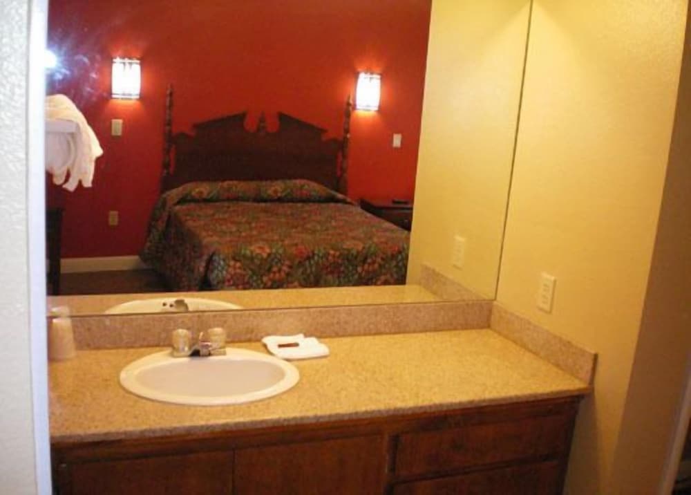 Economy Inn & Suites - photo 18