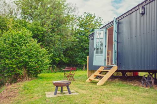 Luxury hut on the River Arle pet-friendly hotel New Alresford